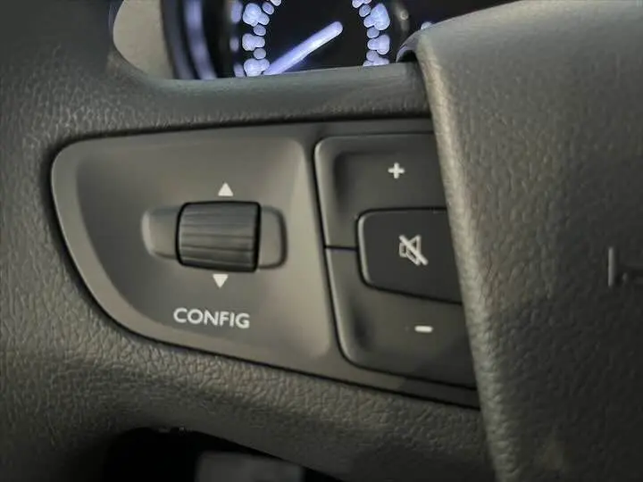 Gros plan sur les commandes au volant du Fiat Scudo Cabine Approfondie 2022, boutons de configuration et volume visibles.
