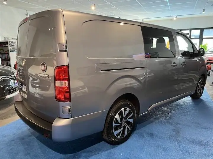 Vue 3/4 arrière droite du FIAT Scudo cabine approfondie gris Artense métallisé avec jantes alliage et vitres latérales teintées.