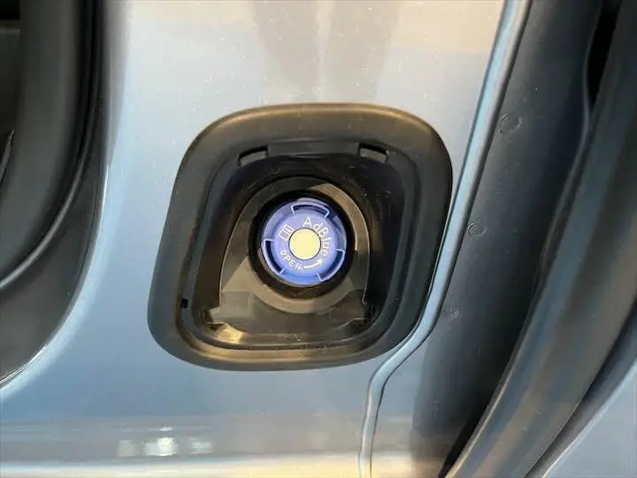Gros plan sur l'orifice de remplissage AdBlue du FIAT Scudo gris Artense, côté gauche du véhicule.