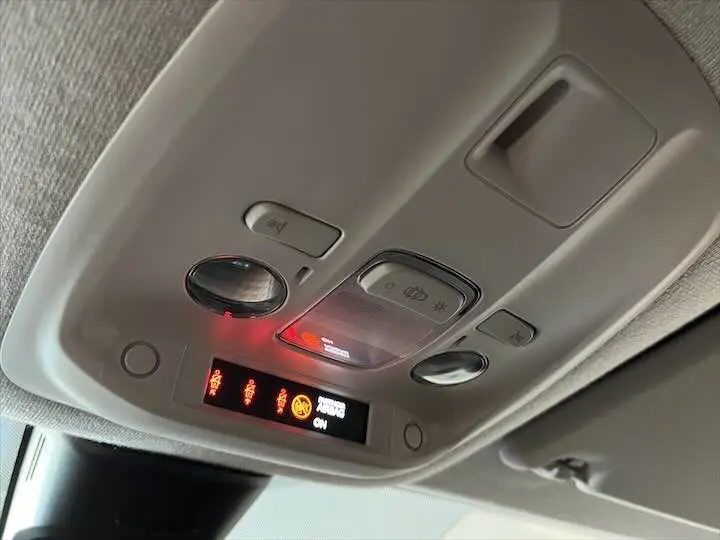 Vue en gros plan du plafonnier gris clair avec commandes d'éclairage et affichage lumineux du FIAT Scudo cabine approfondie.