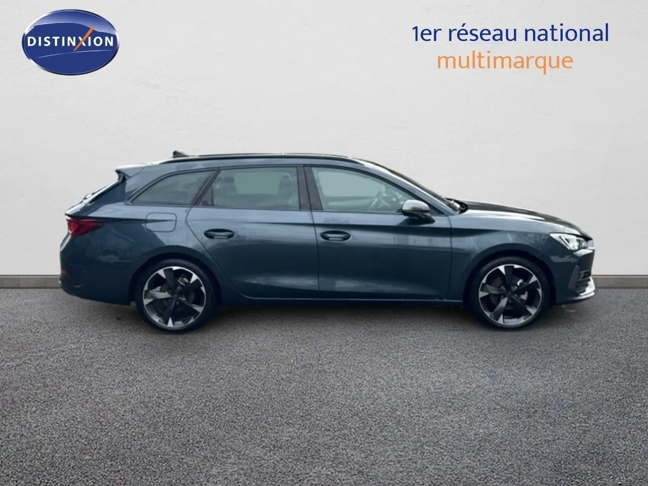 Profil côté gauche d'une CUPRA LEON ST 2024 gris magnétique métal avec jantes noires et détails sportifs visibles.