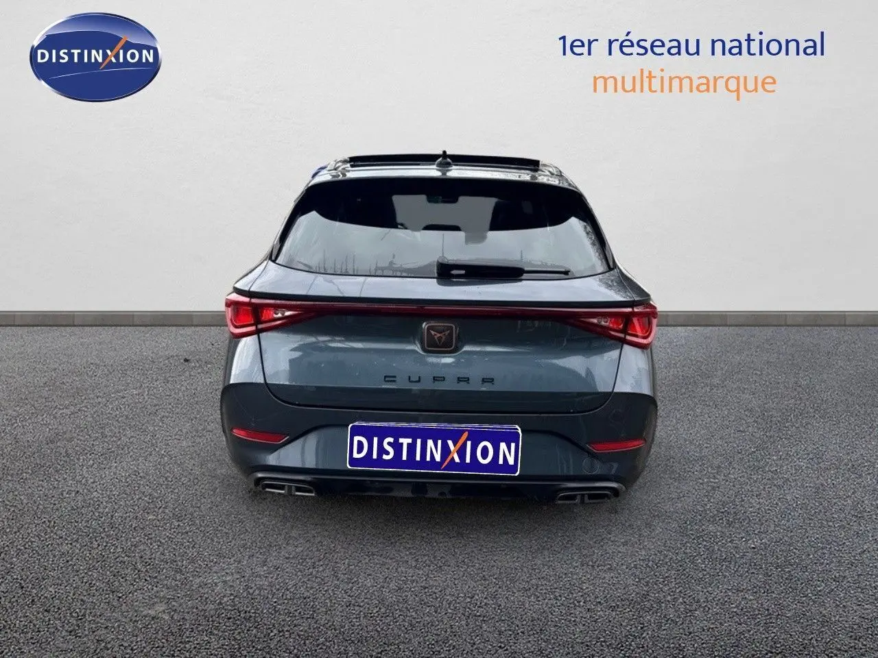 Vue arrière d'une CUPRA LEON ST 2024 gris magnétique métal avec feux LED et double sortie d'échappement intégrée.