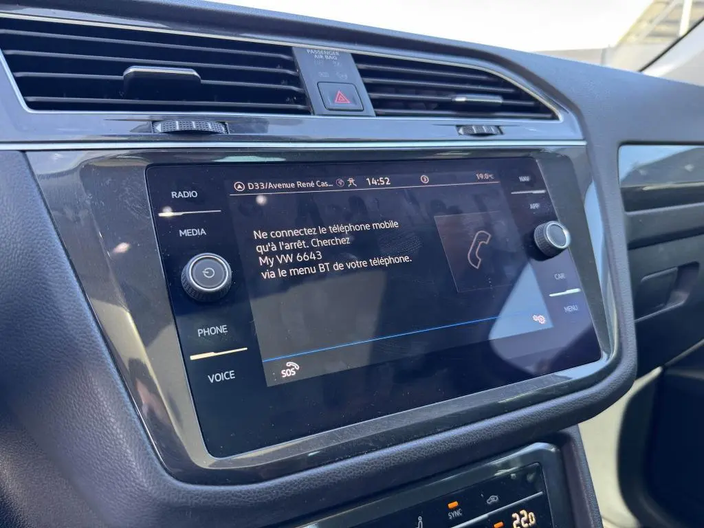 Écran tactile central du Volkswagen Tiguan 2.0 TDI 150 DSG 7 Elegance 2021, affichage Bluetooth et commandes autour.