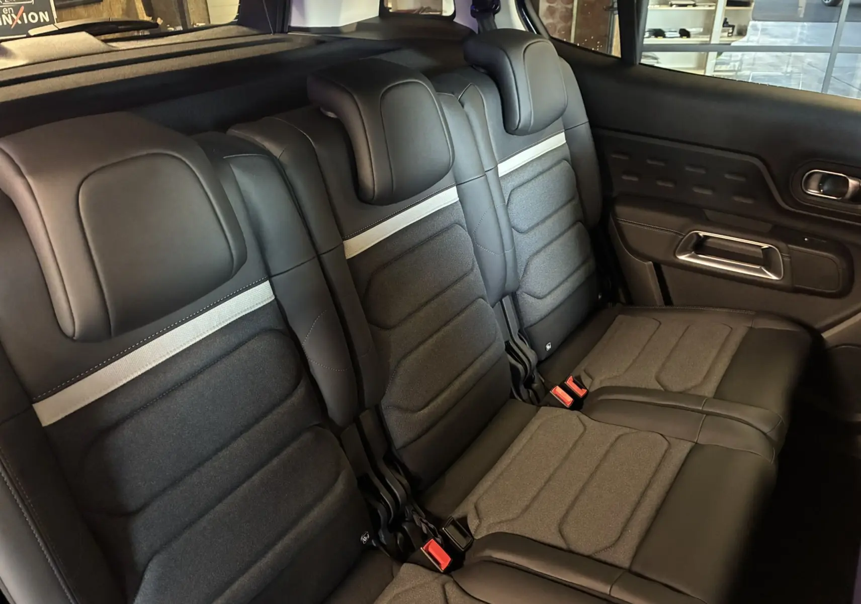 Vue intérieure côté droit des sièges arrière en cuir noir et tissu gris du Citroën C5 Aircross 2025.