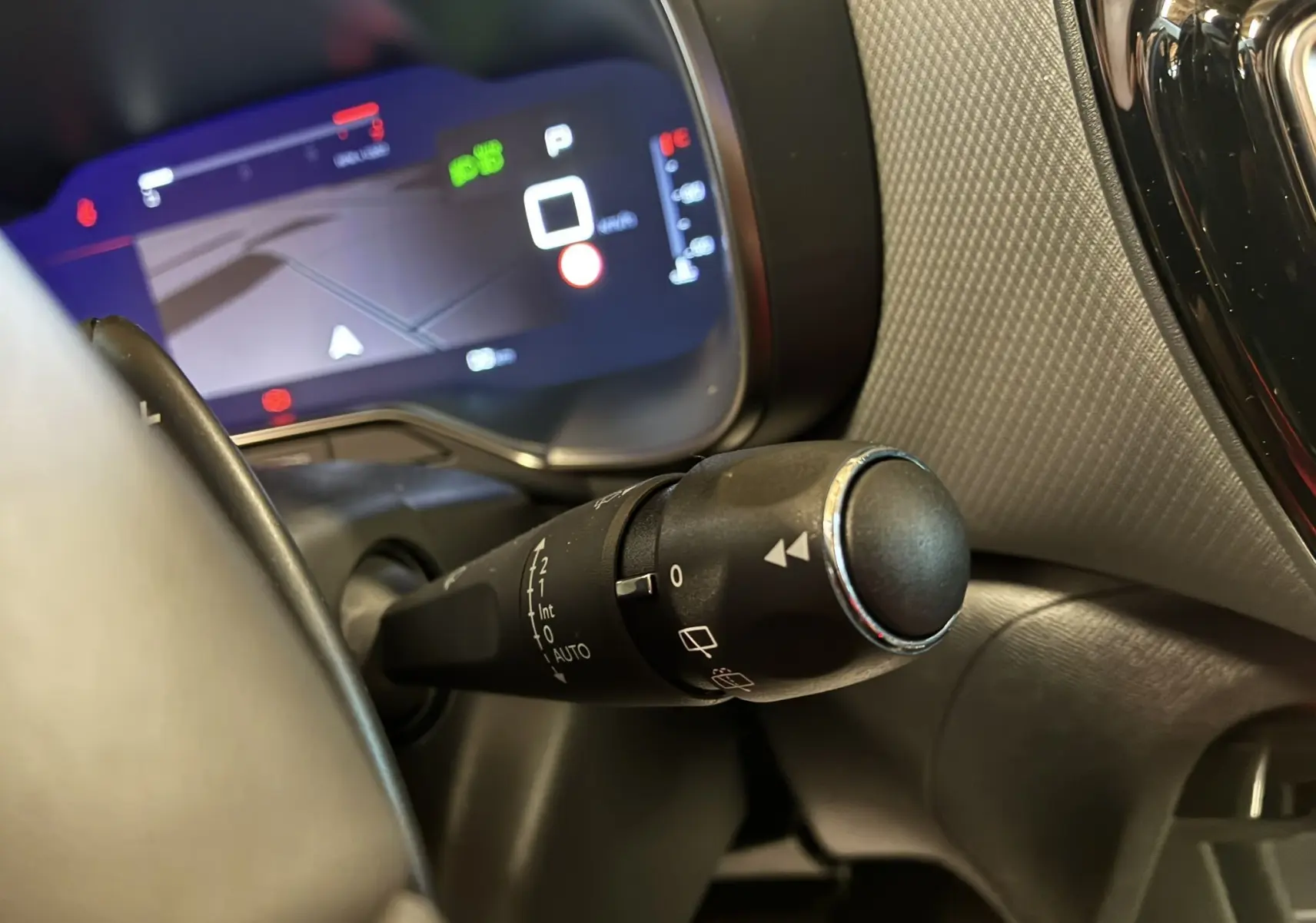 Gros plan sur la commande des essuie-glaces et le tableau de bord numérique du Citroën C5 Aircross 2025.