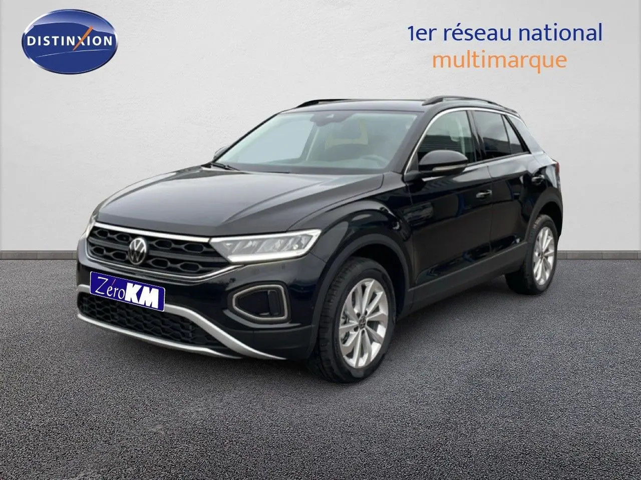 Volkswagen T-Roc noir grenadilla métal en 3/4 avant droit, avec jantes alliage et calandre distinctive.