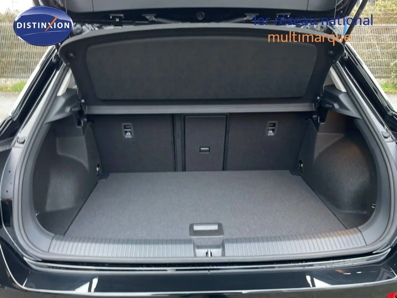 Coffre ouvert en vue arrière d’un Volkswagen T-Roc noir Grenadilla Metal, montrant un espace de chargement propre et spacieux.