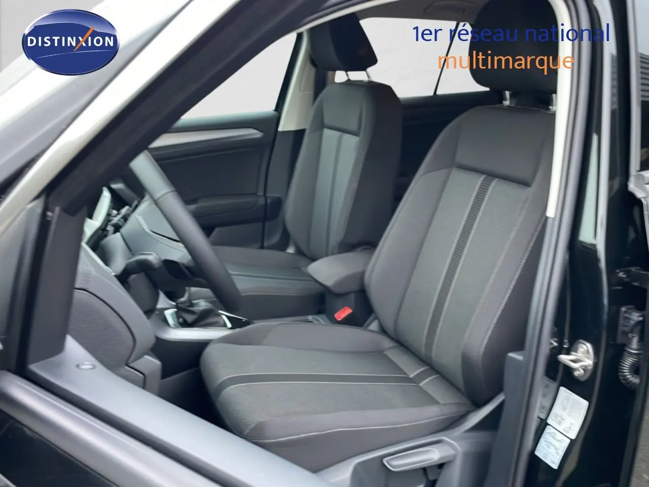 Vue intérieure côté gauche montrant les sièges avant en tissu gris du Volkswagen T-Roc noir Grenadilla.