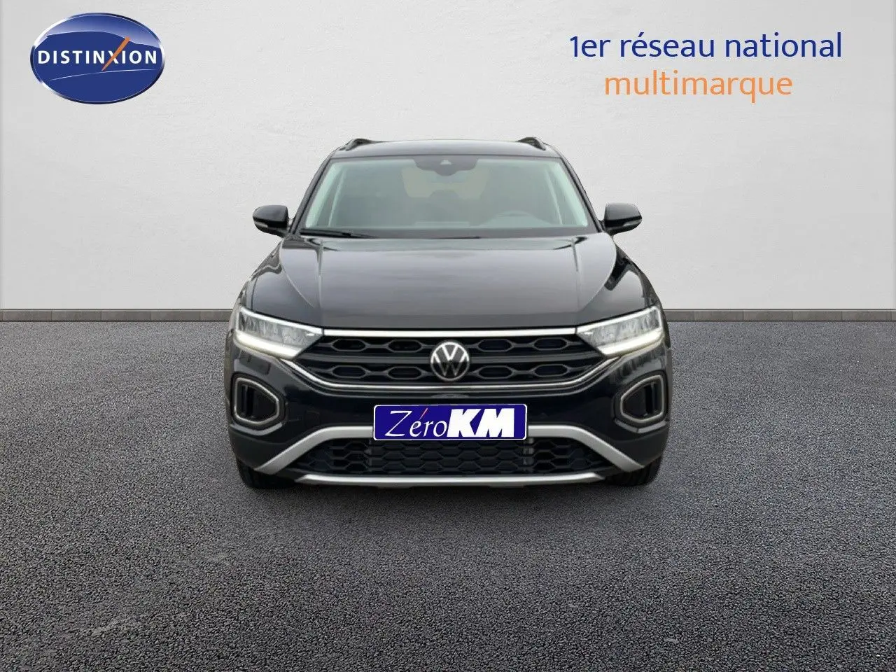 Vue frontale d'un Volkswagen T-Roc noir Grenadilla métallisé avec calandre et phares LED distinctifs.