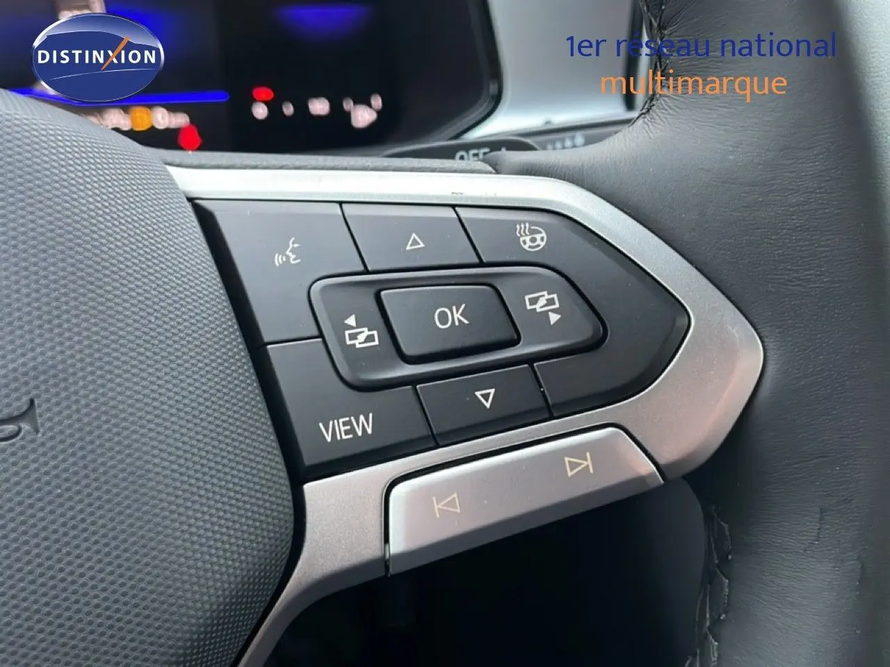 Gros plan sur les commandes au volant du Volkswagen T-Roc noir Grenadilla, boutons multifonctions avec finition argentée.