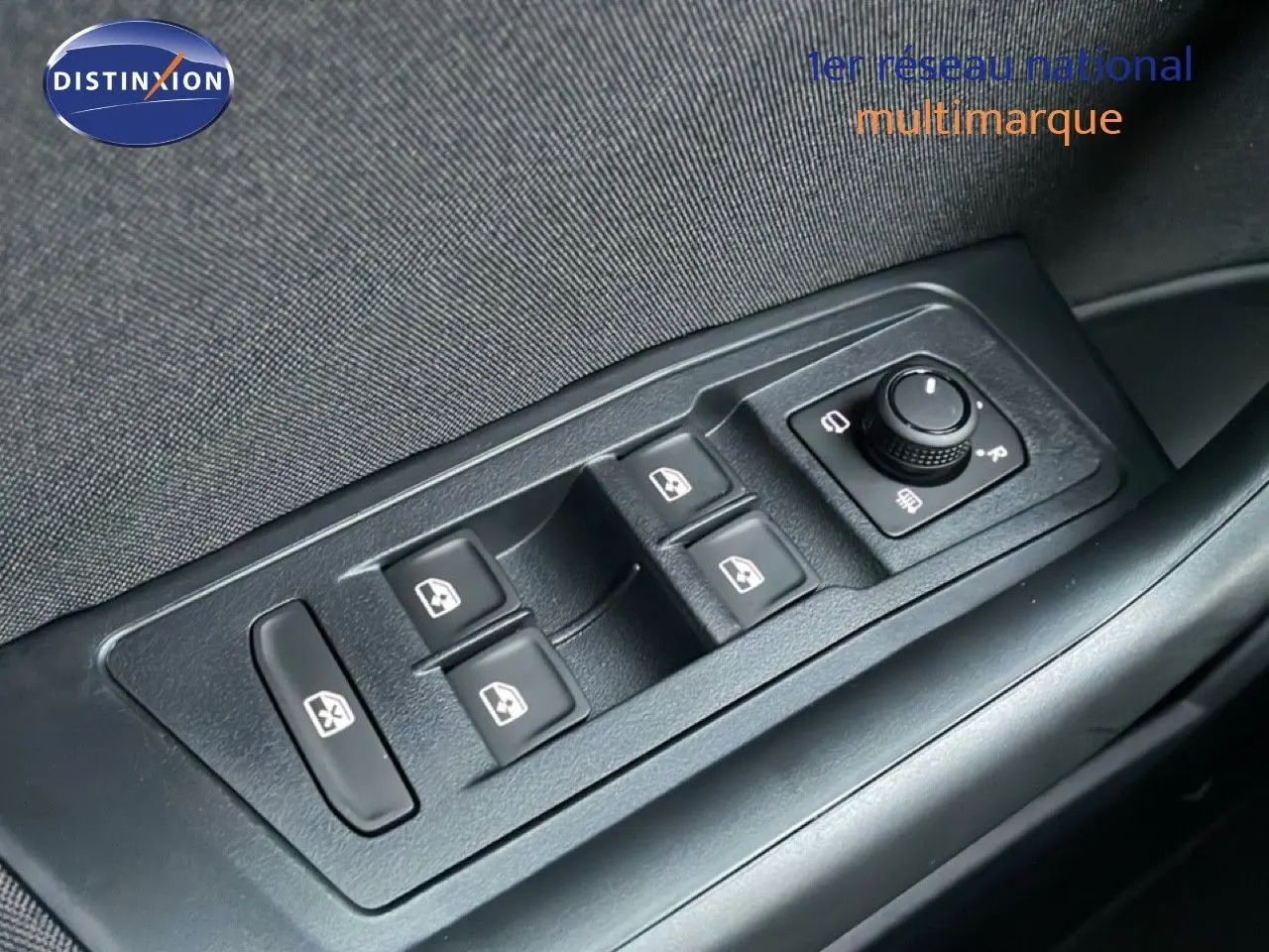 Commande des vitres électriques et réglage des rétroviseurs côté conducteur du Volkswagen T-Roc noir Grenadilla.