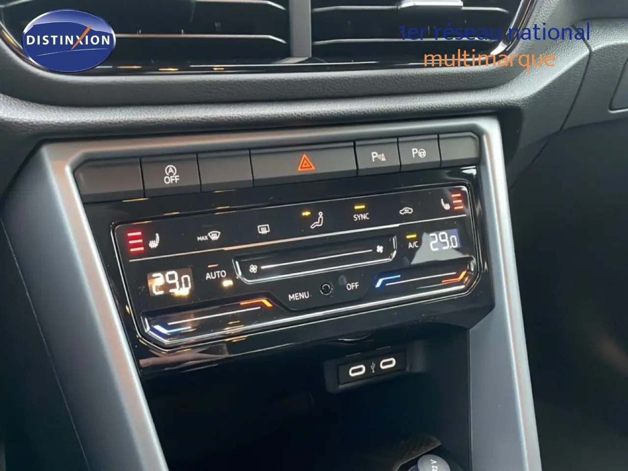Gros plan sur la console centrale du Volkswagen T-Roc noir Grenadilla, affichant la climatisation digitale à 29°C.