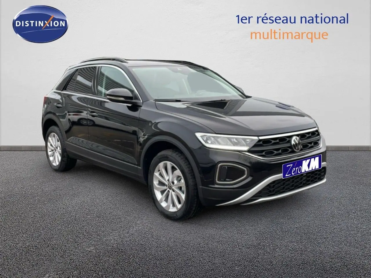 Volkswagen T-Roc noir grenadilla métal en 3/4 avant droit, avec jantes alliage et calandre chromée.