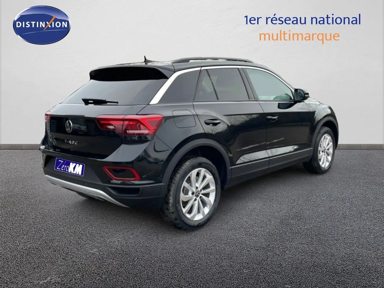 Vue 3/4 arrière droite d'un Volkswagen T-Roc noir Grenadilla métallisé avec jantes argentées et toit panoramique.