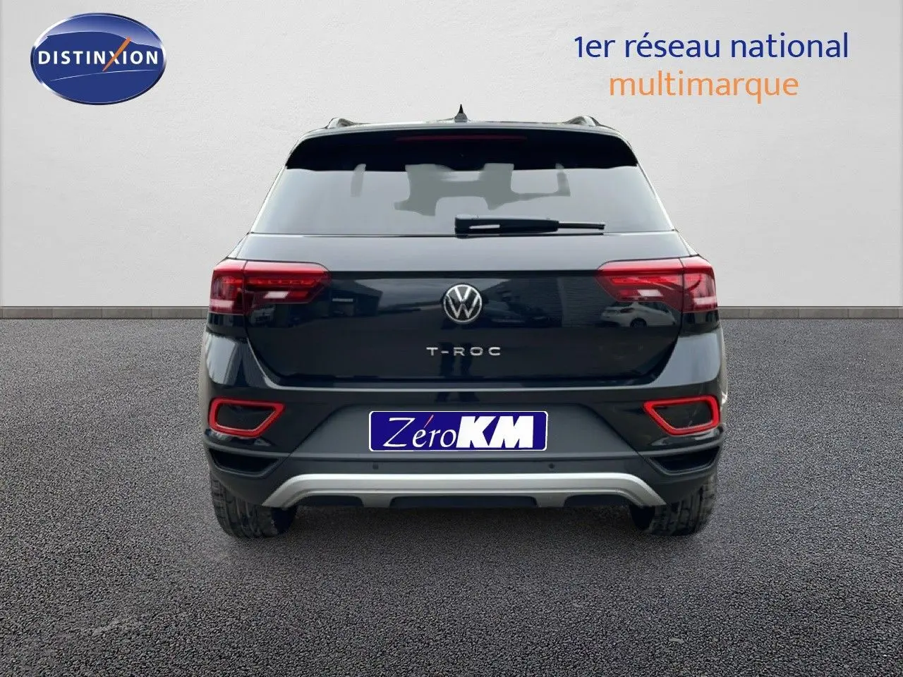Vue arrière du Volkswagen T-Roc noir grenadilla métallisé avec feux arrière rouges et détails de pare-chocs argentés.