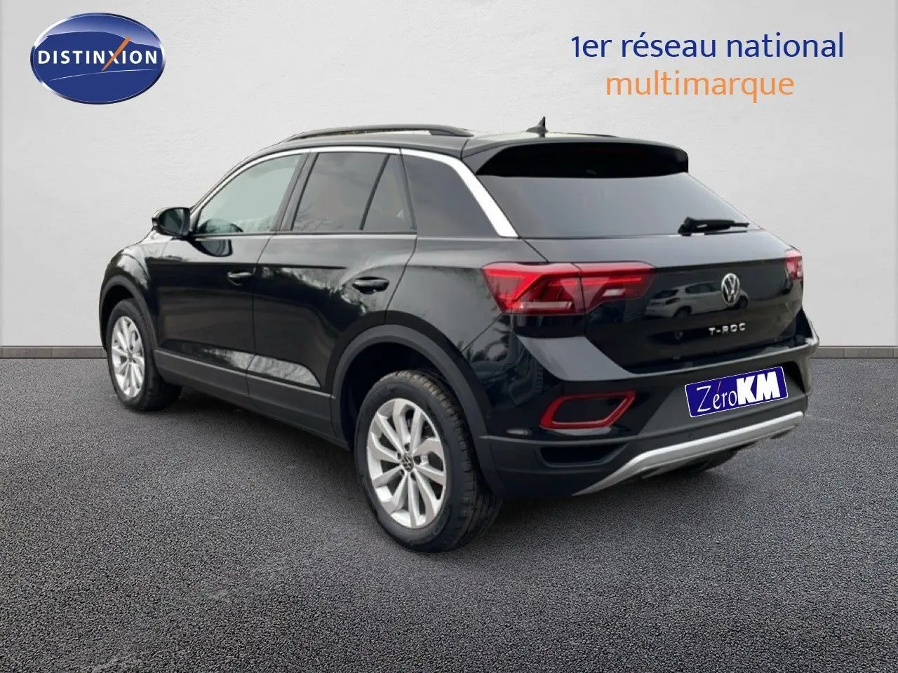 Volkswagen T-Roc noir grenadilla vu en 3/4 arrière droit, avec feux arrière LED et jantes alliage argentées.