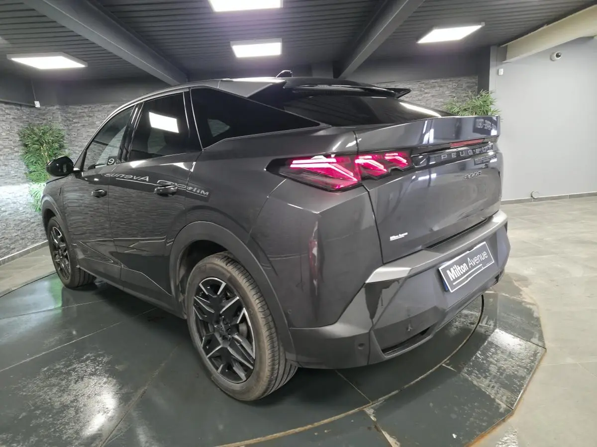 Vue 3/4 arrière droite du Peugeot 3008 gris métallisé 2025 avec feux arrière LED griffés et jantes alliage noires.