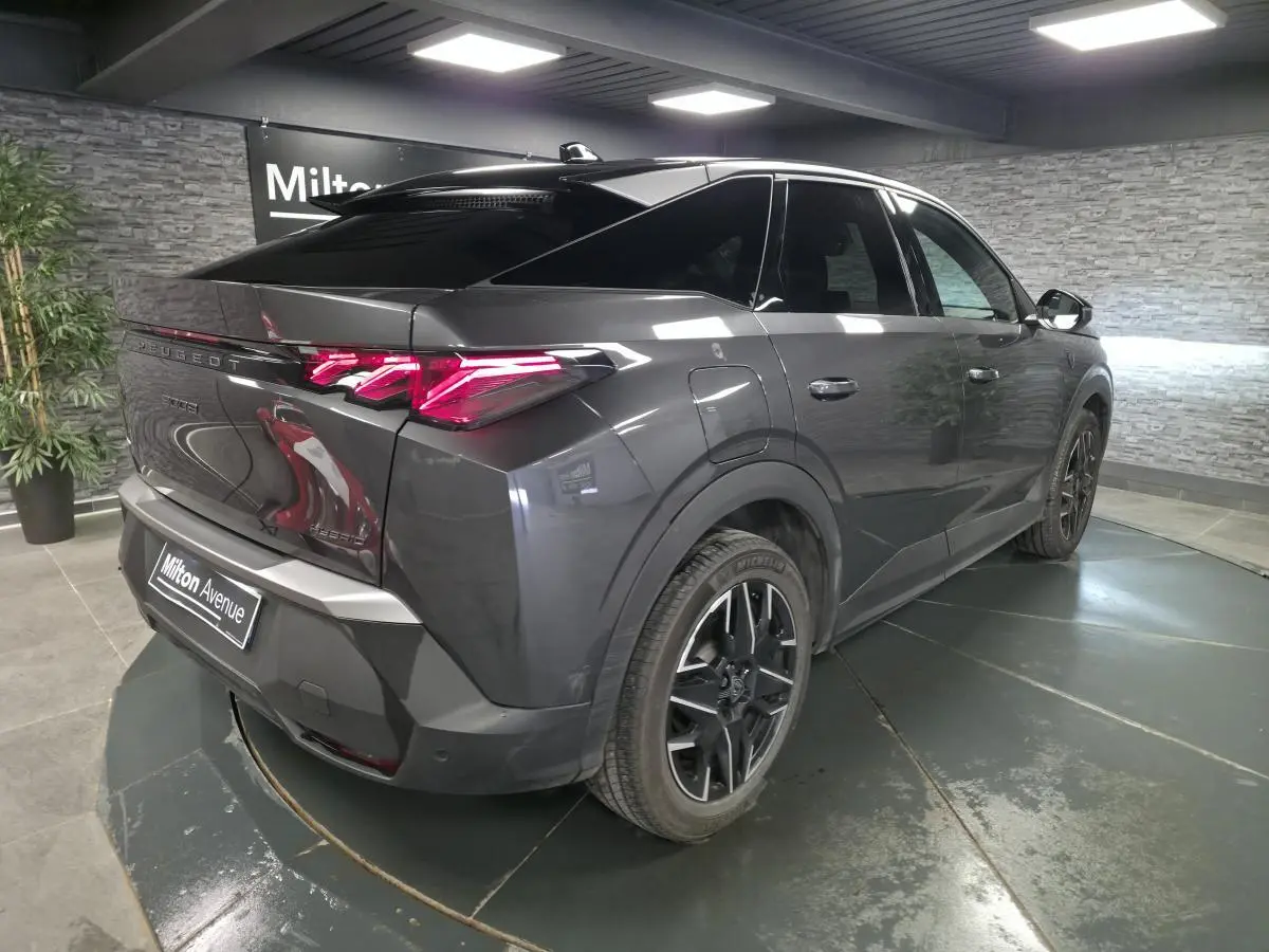 Vue 3/4 arrière droit du Peugeot 3008 gris métallisé avec feux arrière LED griffés et jantes alliage noires.