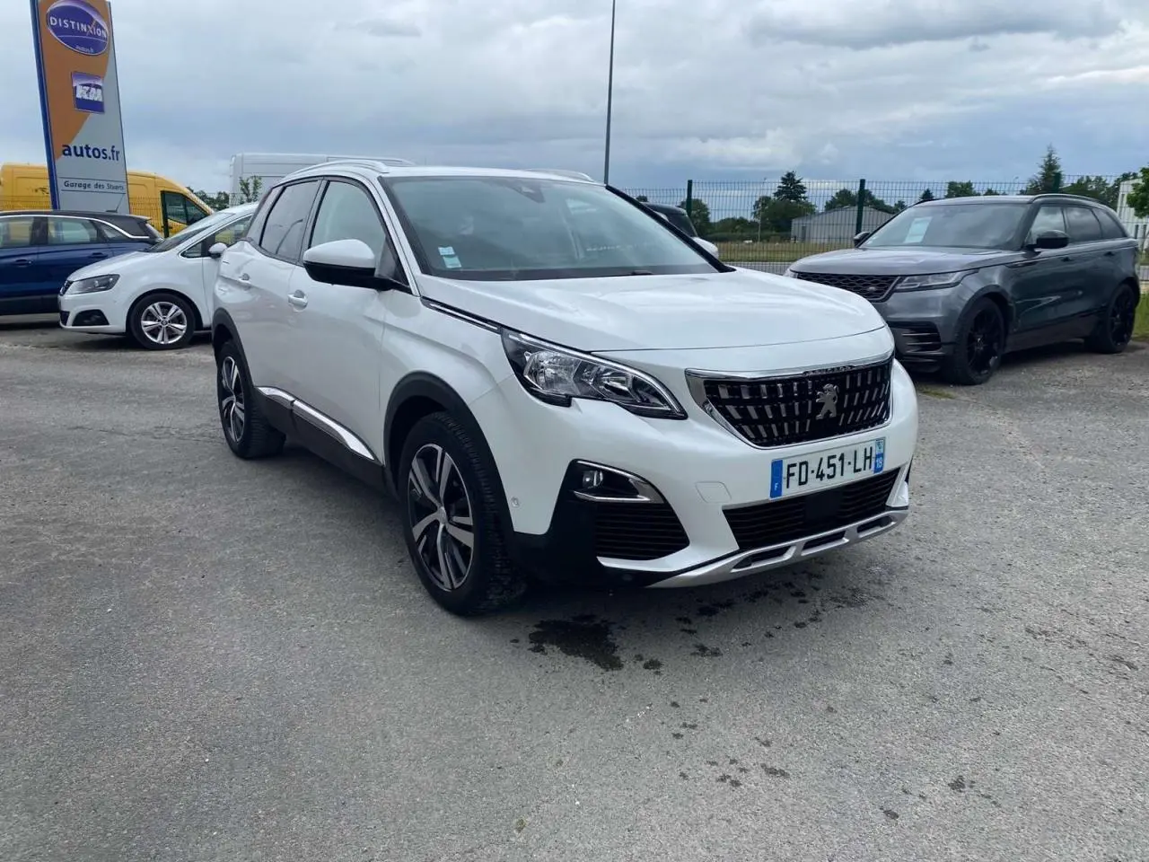 Peugeot 3008 blanc nacré en 3/4 avant droit, avec toit ouvrant panoramique et jantes alliage bi-ton.