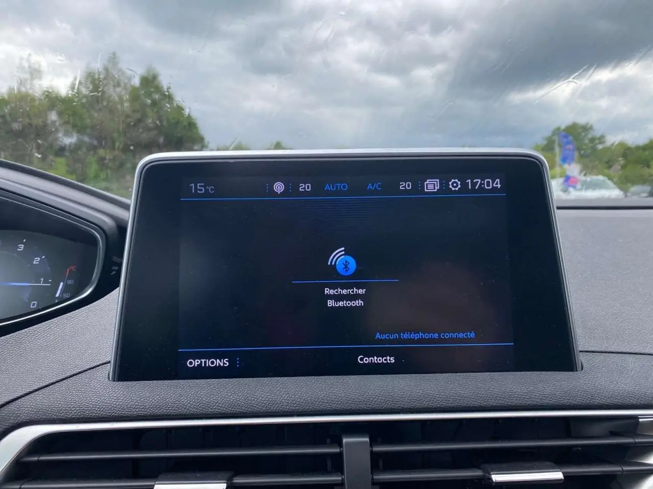 Écran tactile central du tableau de bord du Peugeot 3008 2019, affichant la recherche Bluetooth.