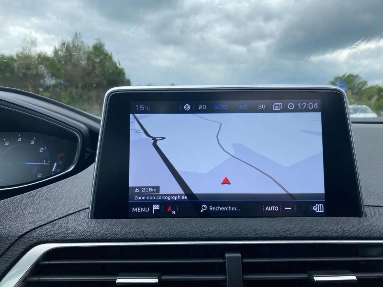 Vue intérieure du tableau de bord du Peugeot 3008 2019 avec écran tactile de navigation et commandes climatisation.