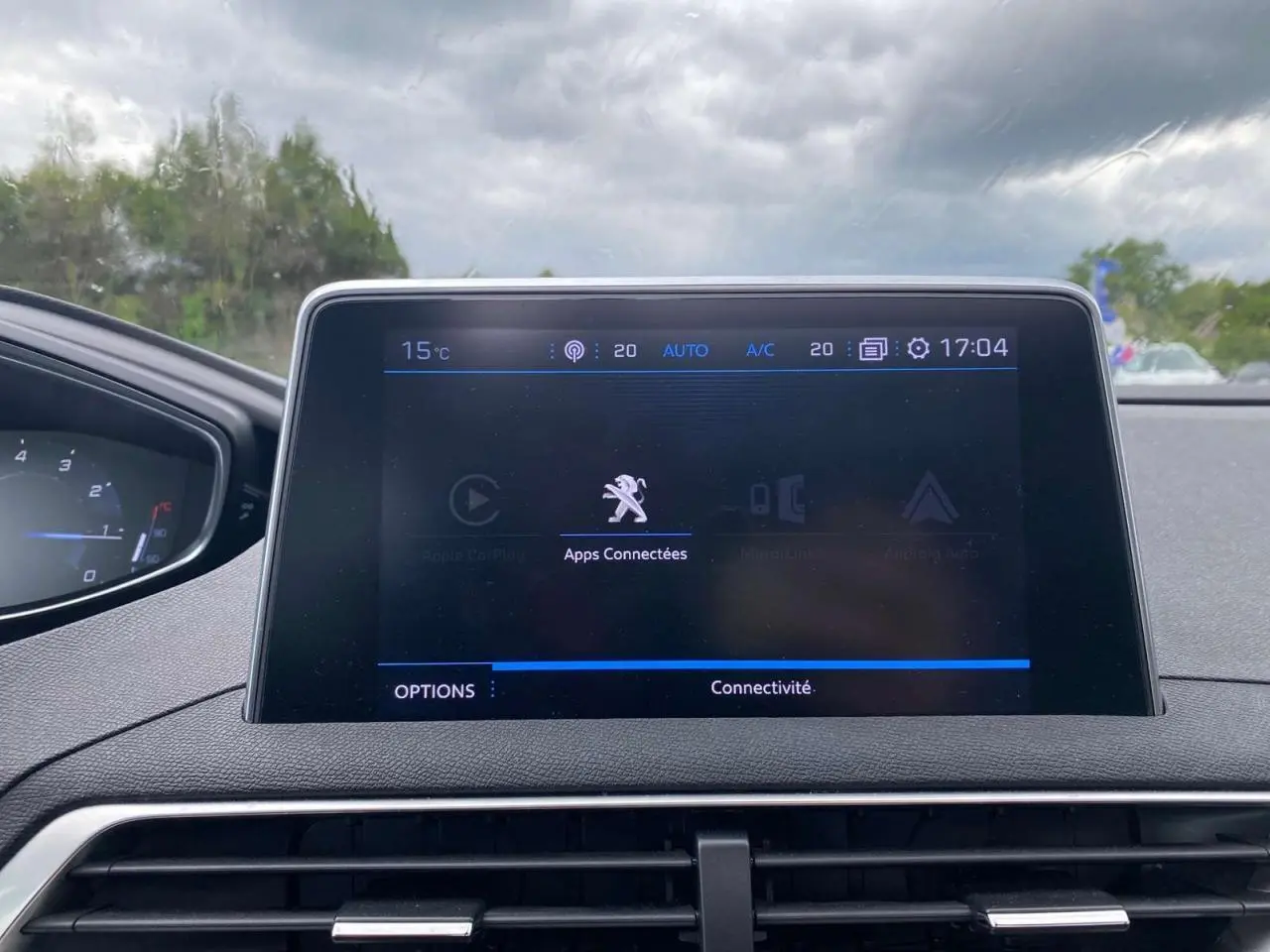 Vue intérieure centrée sur l'écran tactile du tableau de bord du Peugeot 3008, affichant les apps connectées.
