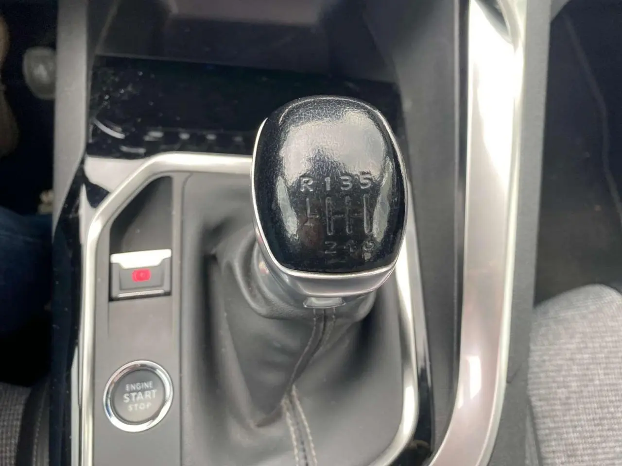 Le levier de vitesses manuel noir de la Peugeot 3008 blanc, vu de dessus dans l’habitacle.