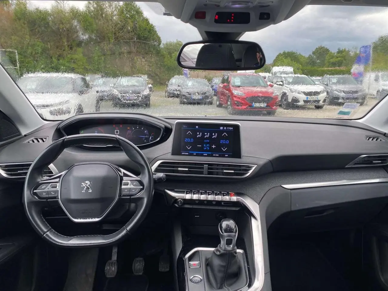 Vue intérieure avant du Peugeot 3008 blanc de 2019, avec tableau de bord numérique et écran tactile central.