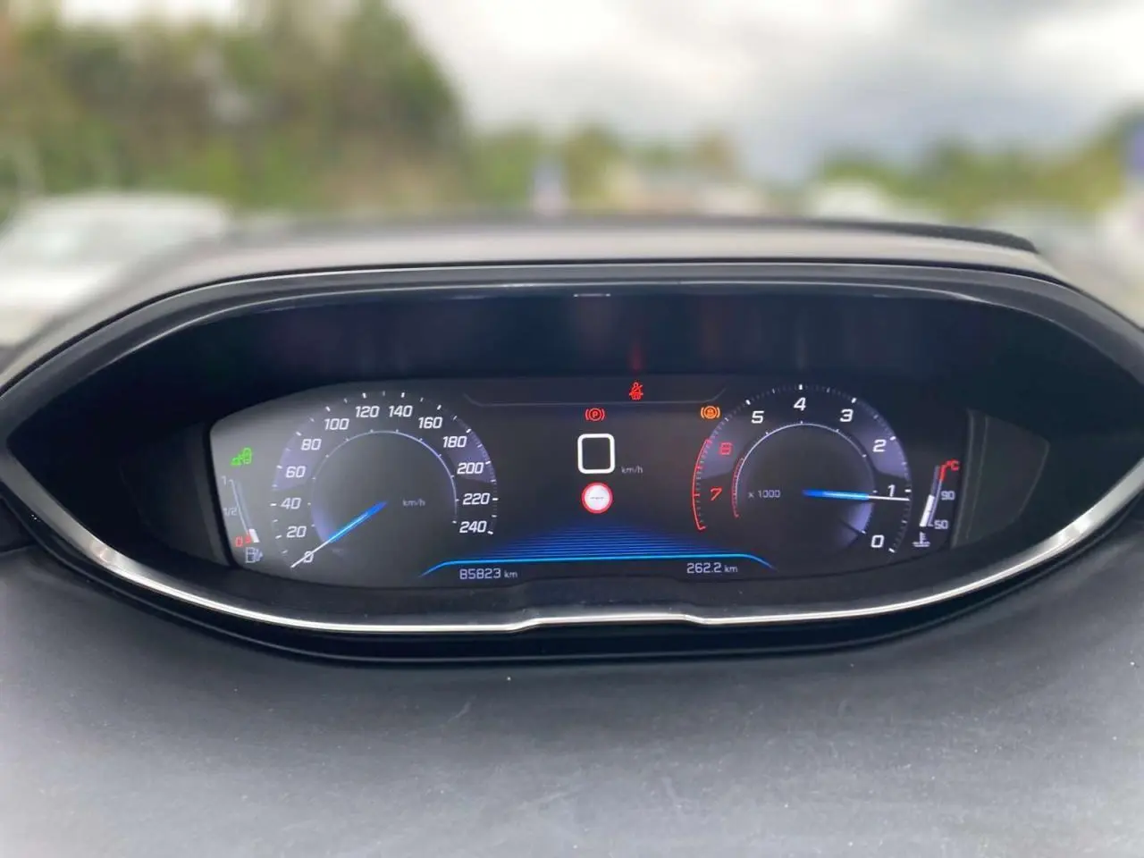 Vue rapprochée du combiné numérique du Peugeot 3008 affichant vitesse, compte-tours et jauge de température.