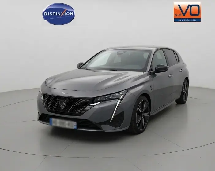 Peugeot 308 Hybrid 145 e-DCS6 GT gris vue 3/4 avant avec jantes alliage 18 pouces et feux LED distinctifs.