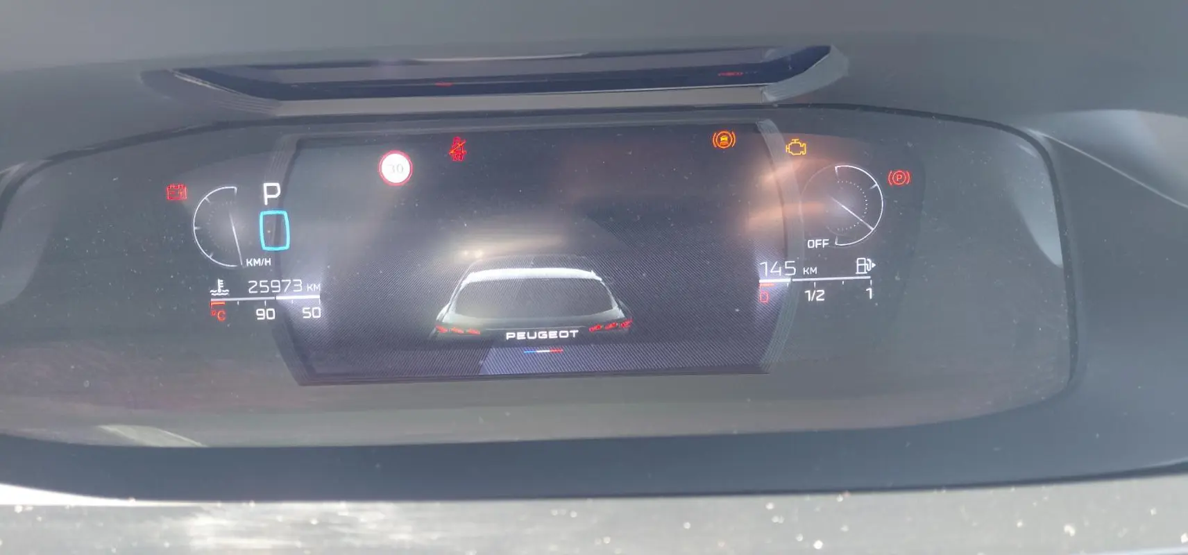 Affichage numérique du tableau de bord de la Peugeot 308 Hybrid 145 e-DCS6 GT montrant l'odomètre et l'état du véhicule.