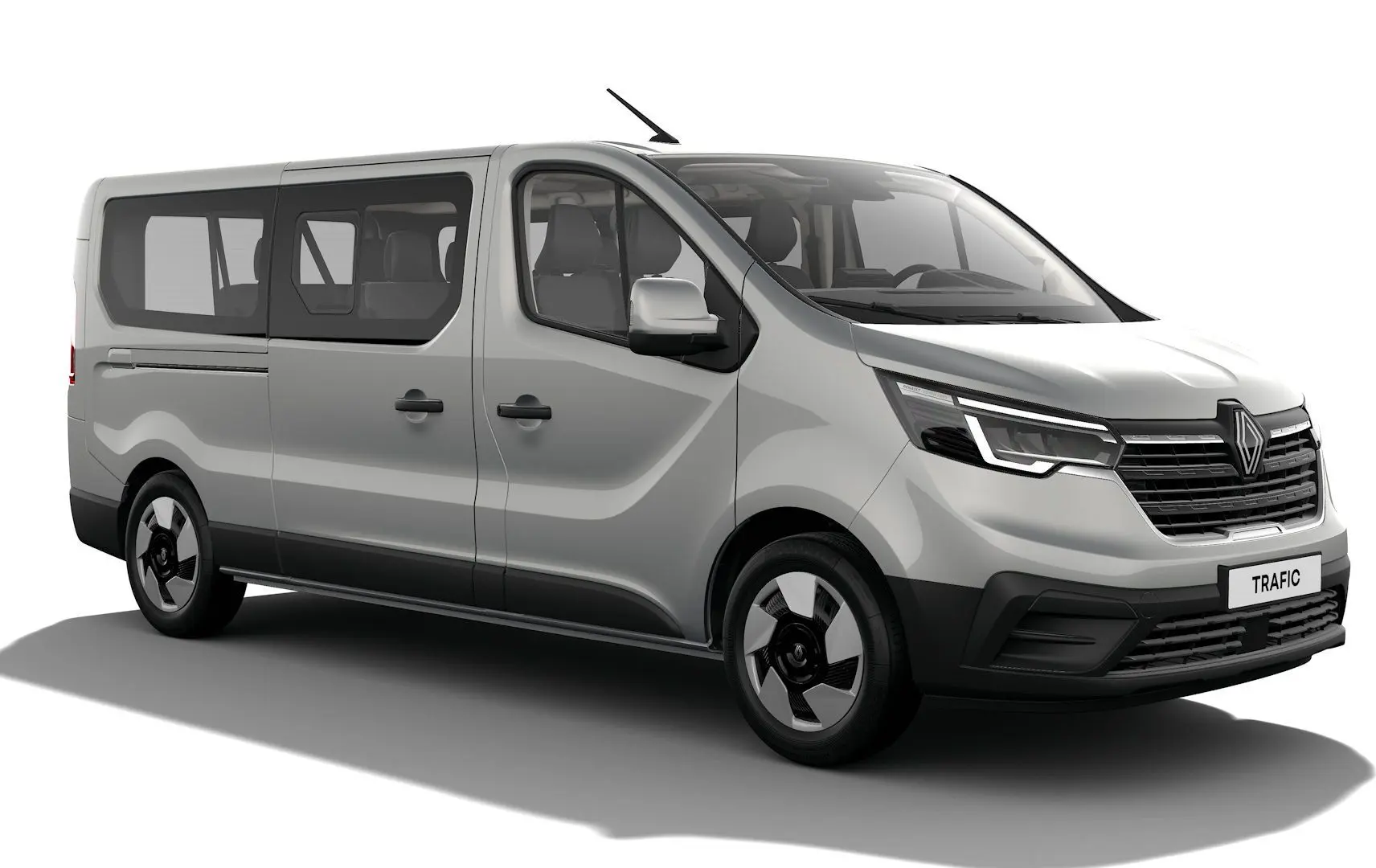 Renault Trafic Combi gris Highland vu en 3/4 avant droit, avec rampes d'accès amovibles pour fauteuil roulant.