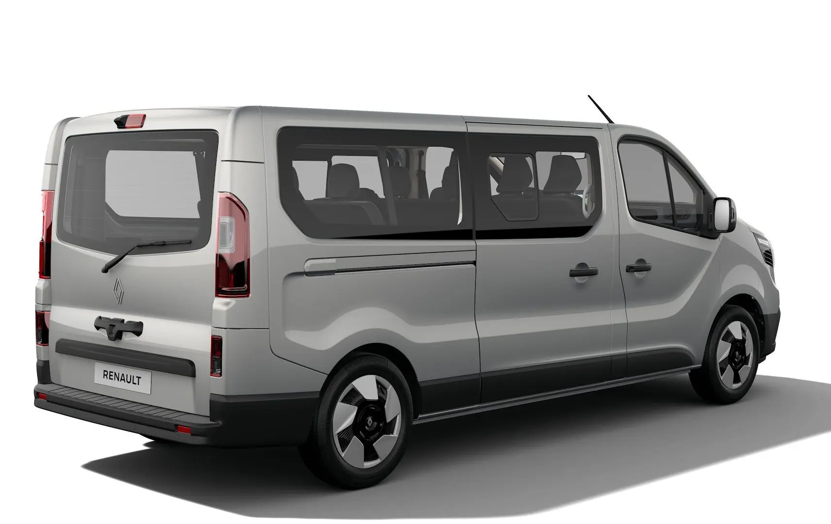 Vue 3/4 arrière droite d’un Renault Trafic Combi gris Highland avec grandes fenêtres latérales et jantes noires.