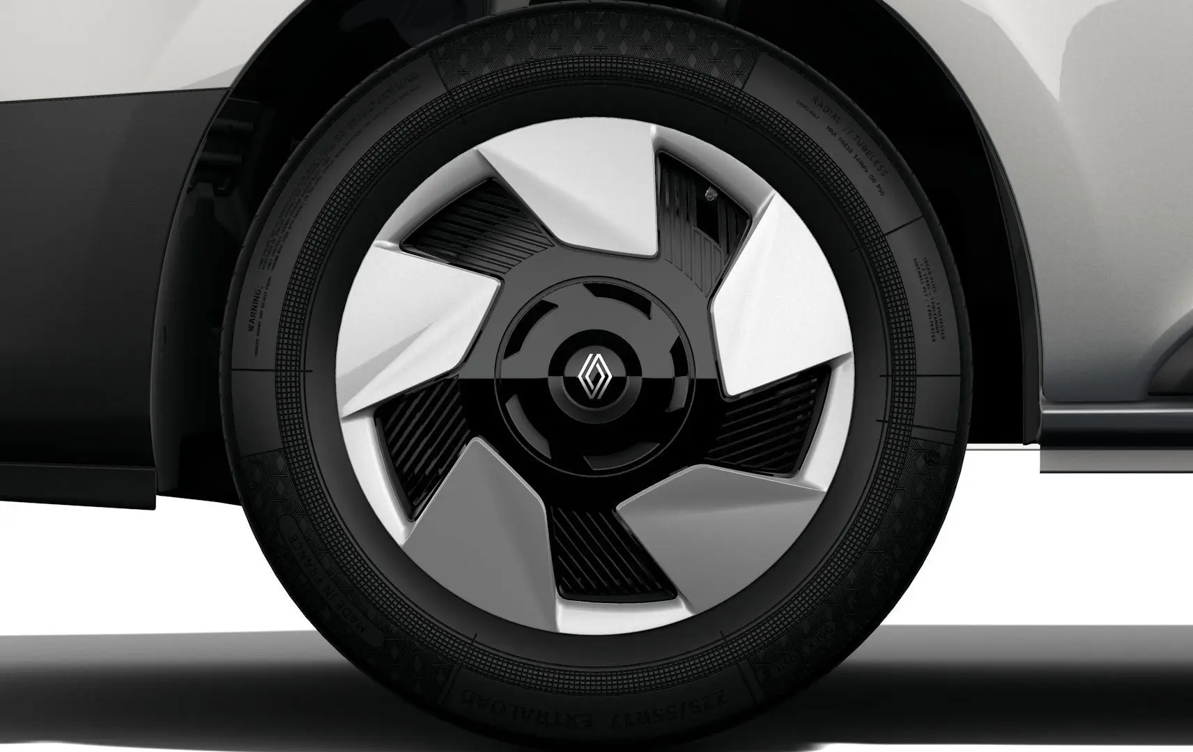 Gros plan sur la roue avant droite grise Highland du Renault Trafic Combi 2026 avec jante au design moderne bicolore.