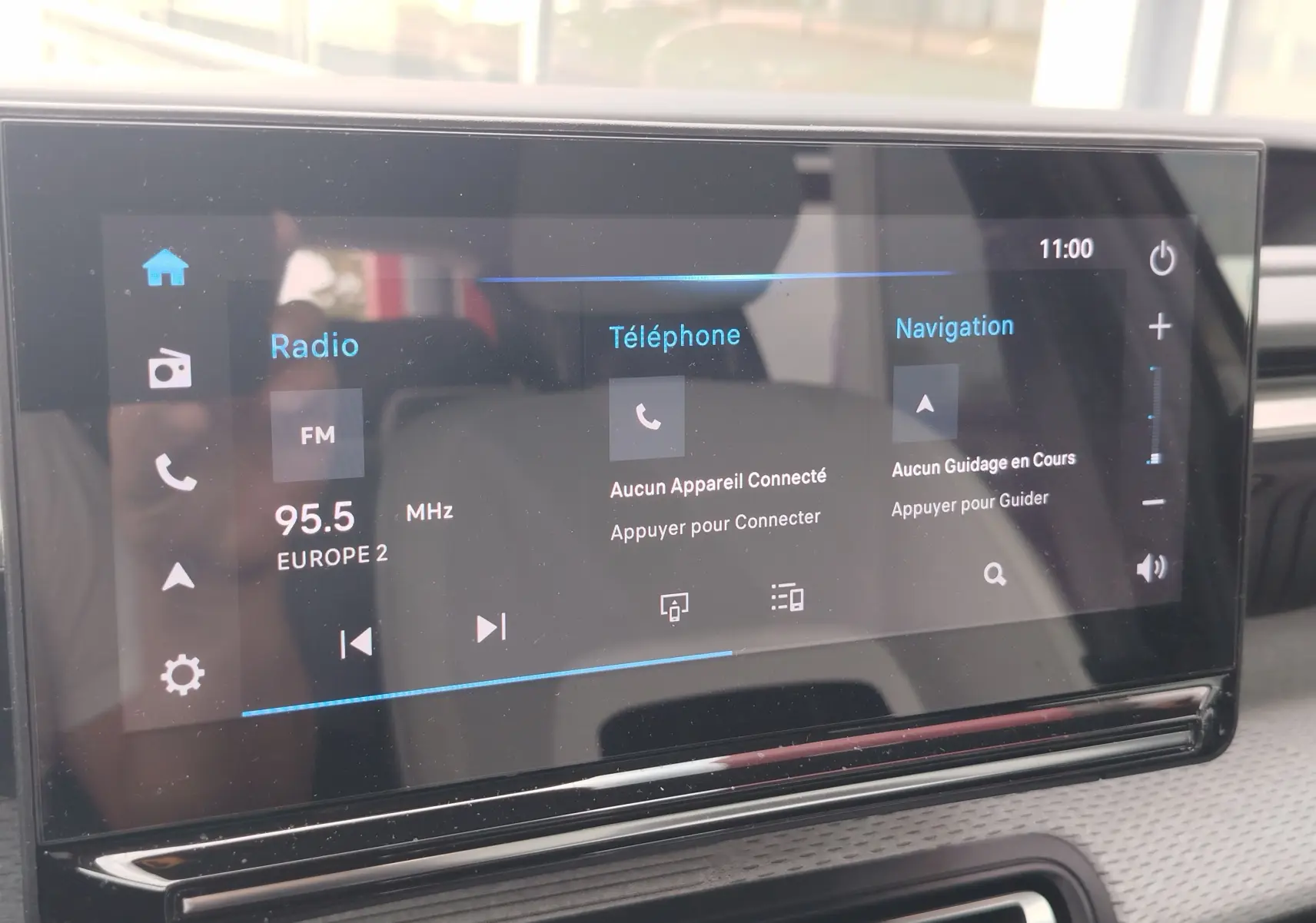 Écran tactile central de la Citroën C3 2025 affichant radio FM, téléphone non connecté et navigation inactive.