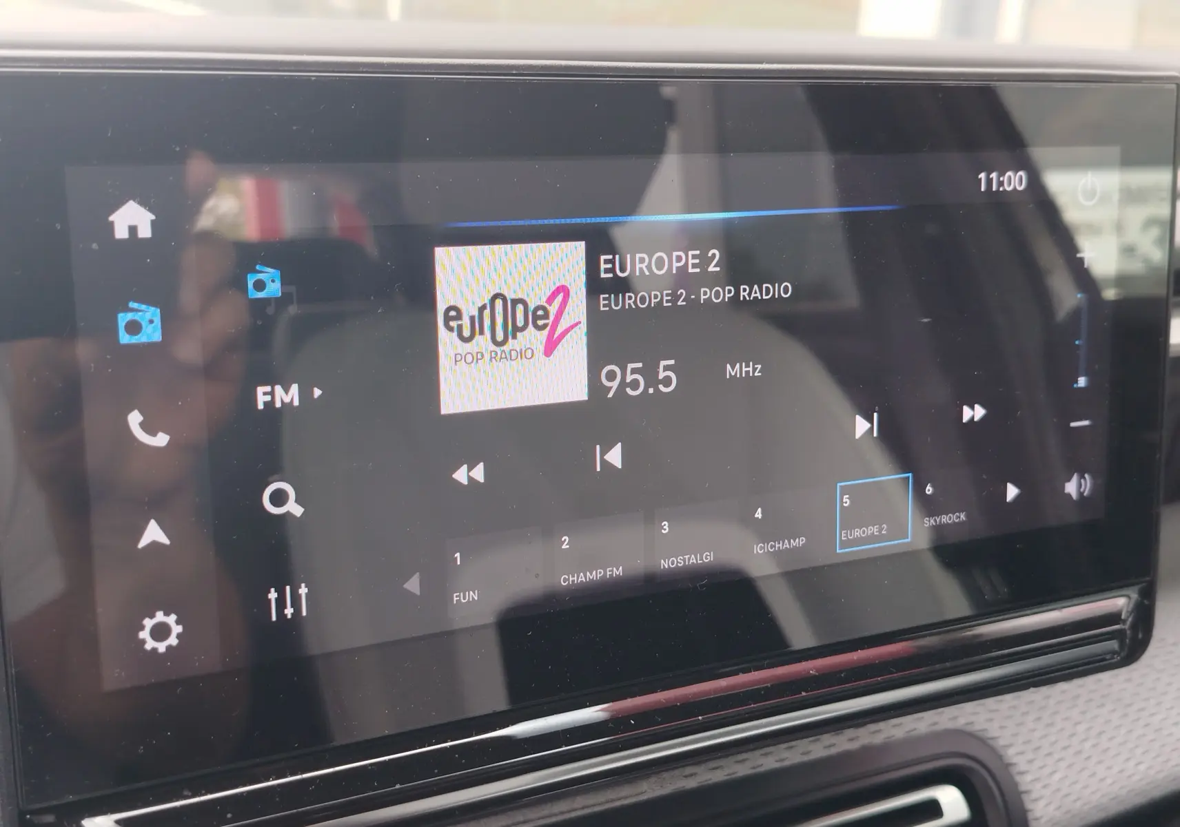 Écran tactile central de la Citroën C3 2025 affichant la radio FM Europe 2 à 95,5 MHz, avec interface moderne.