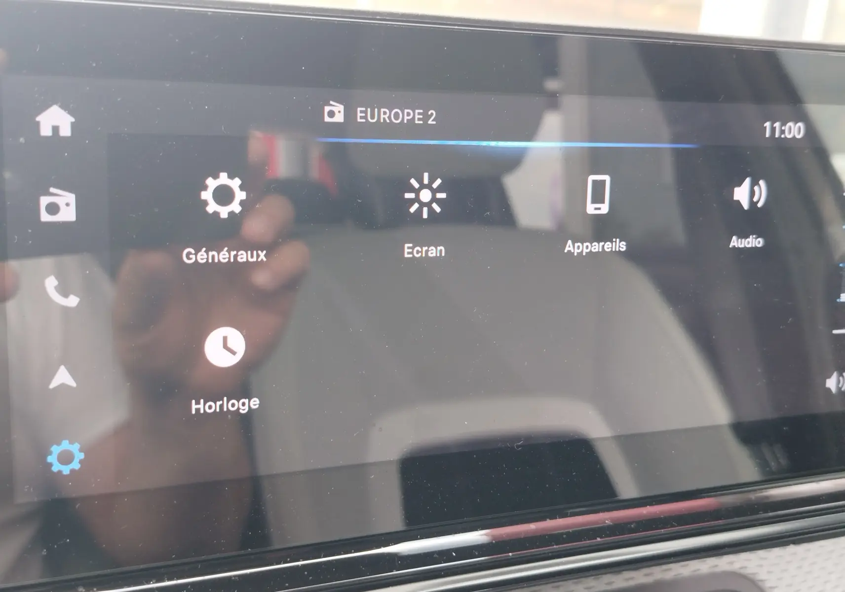 Écran tactile central de la Citroën C3 2025 gris foncé avec toit noir, affichant le menu des réglages multimédia.