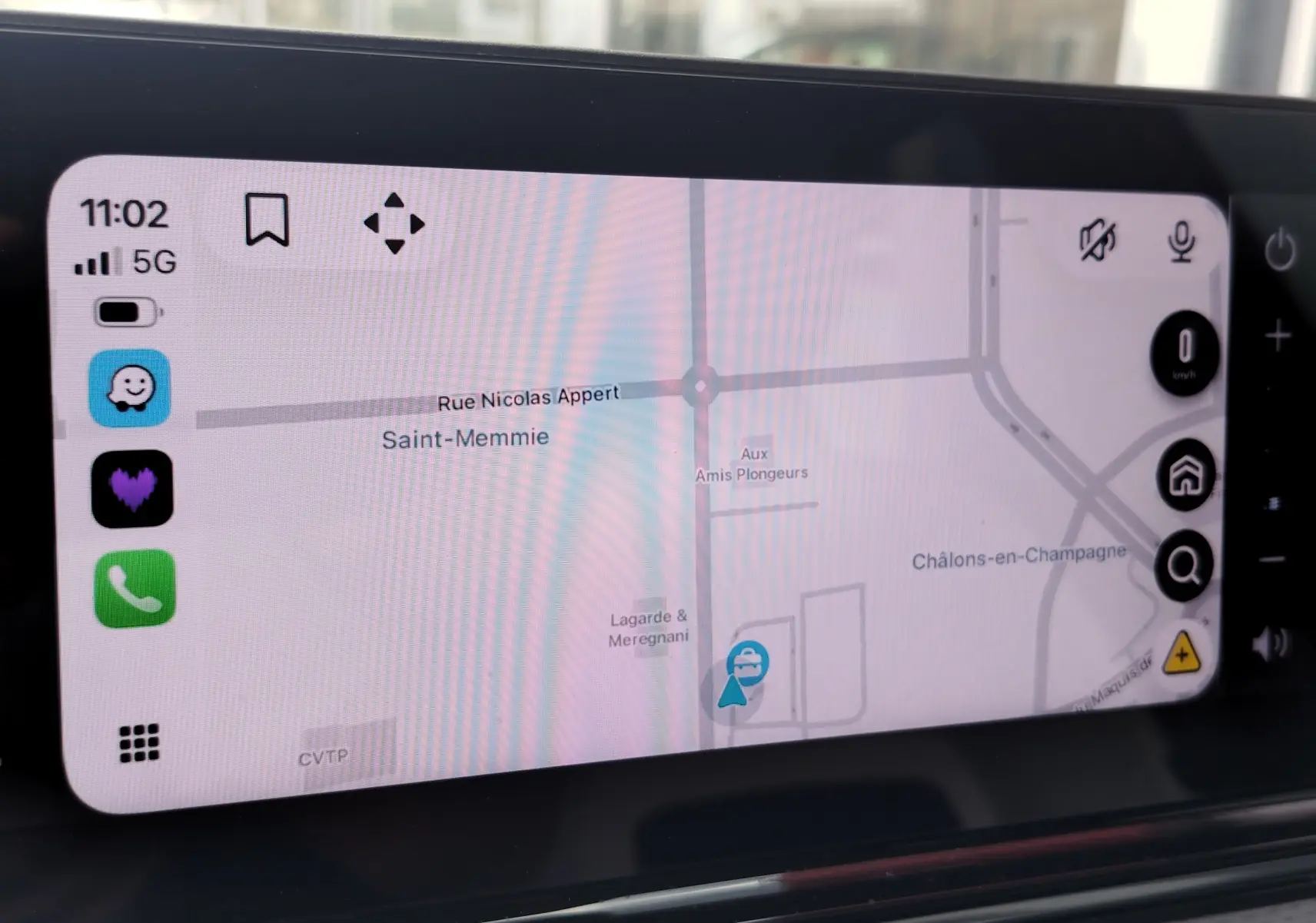 Écran tactile de navigation intérieure de la Citroën C3 2025, affichant une carte avec options connectées.