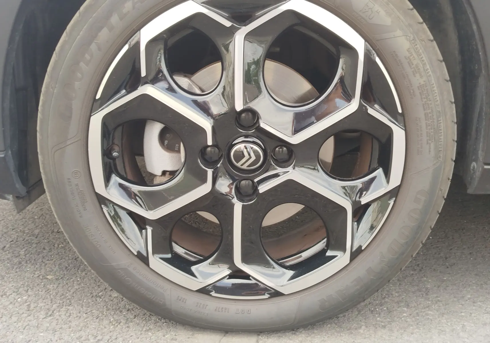 Gros plan sur la jante noire et argentée d'une Citroën C3 2025, mettant en valeur le logo central et le pneu Goodyear.