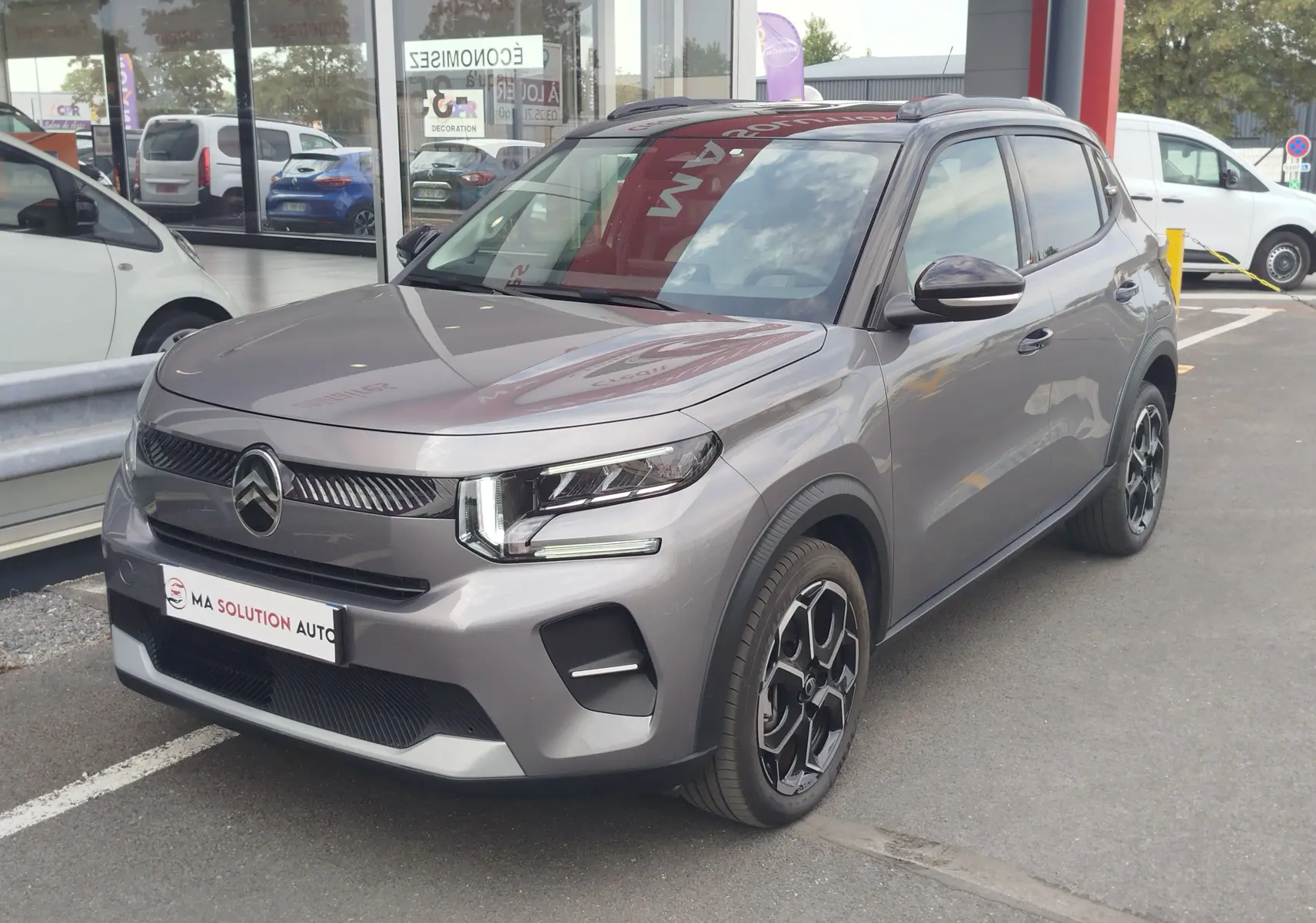 Citroën C3 2025 gris foncé avec toit noir, vue 3/4 avant droit, jantes alliage et feux LED distinctifs.