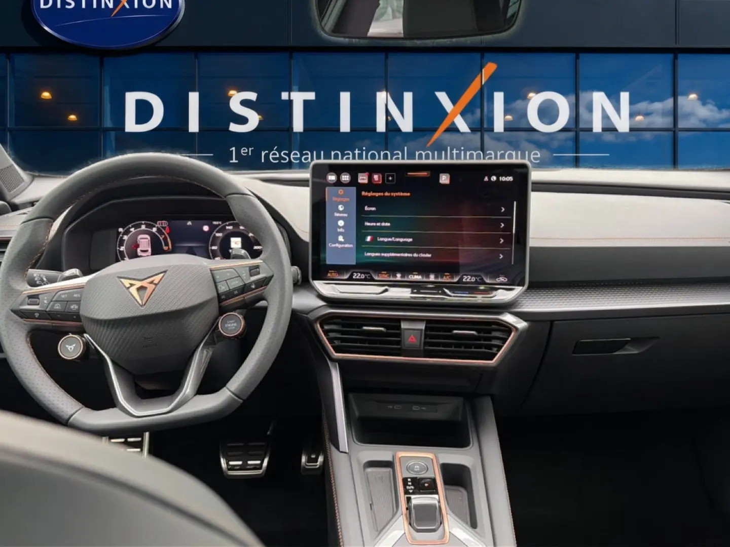 Vue intérieure avant du CUPRA Formentor 1.5 etsi hybrid bleu fjord, volant sport cuir et écran tactile central.