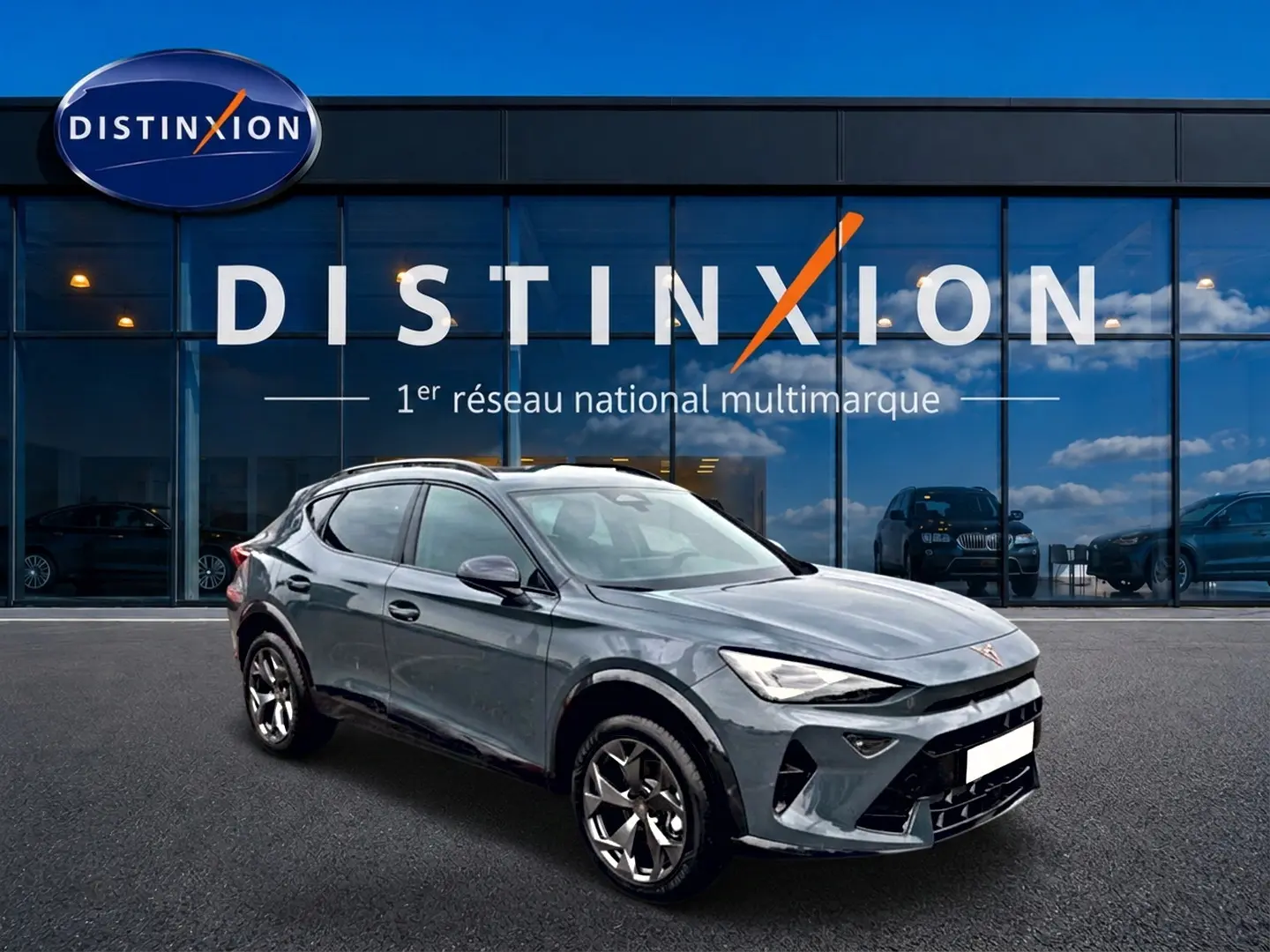 Vue 3/4 avant droite d'un CUPRA Formentor bleu fjord 2026 avec jantes 18 pouces et calandre distinctive noire.
