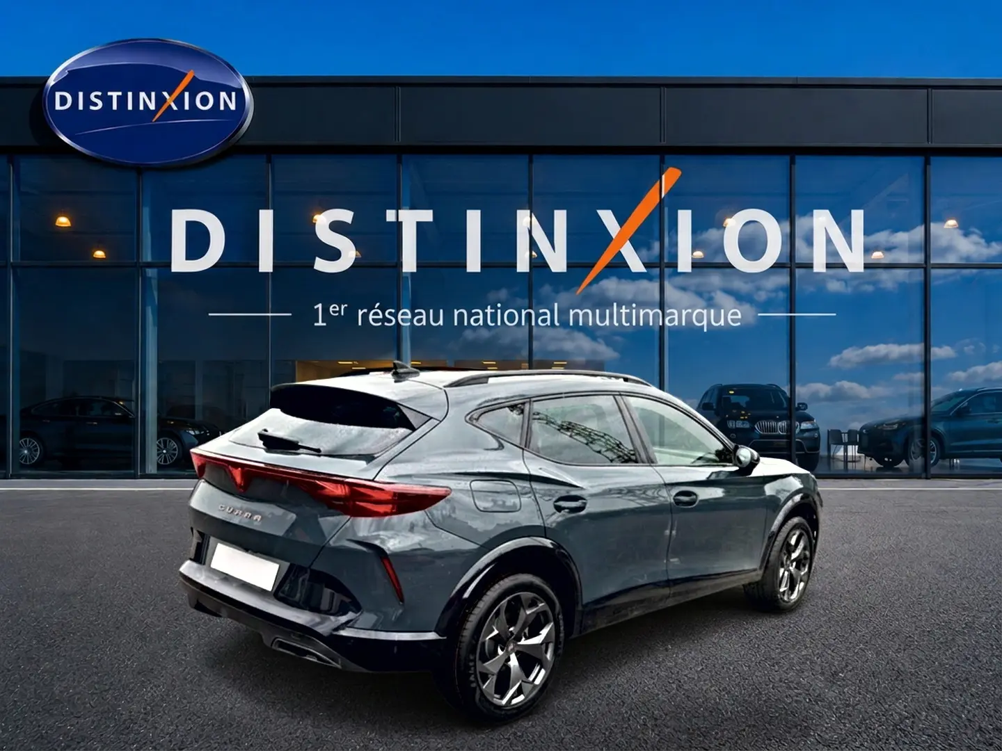 Vue 3/4 arrière droite d'un CUPRA Formentor bleu fjord 2026 avec jantes 18 pouces et feux arrière LED.