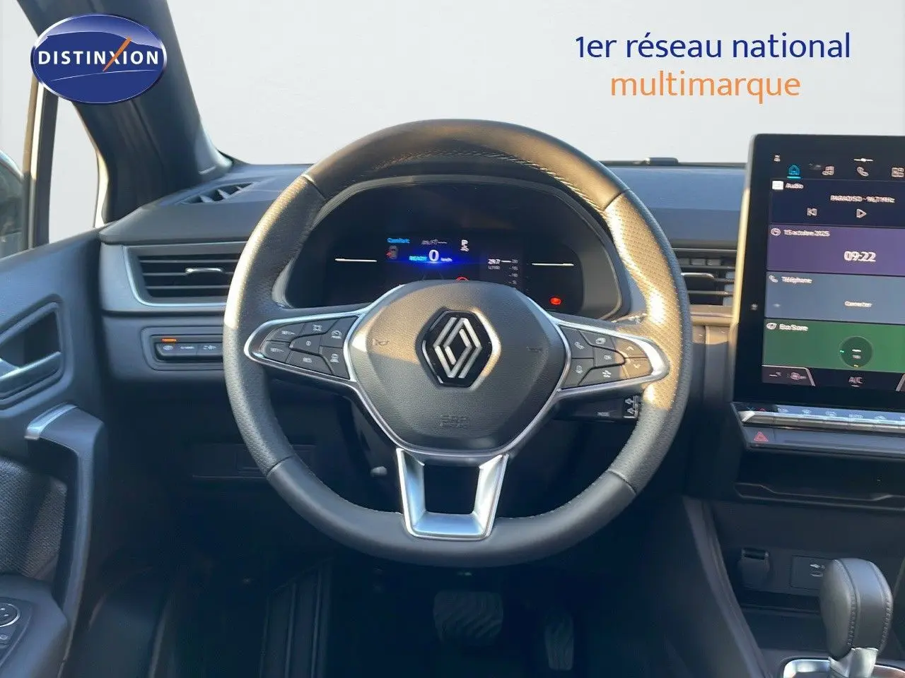 Vue centrée sur le volant du Renault Captur E-Tech hybride 2025, avec tableau de bord digital et écran tactile.