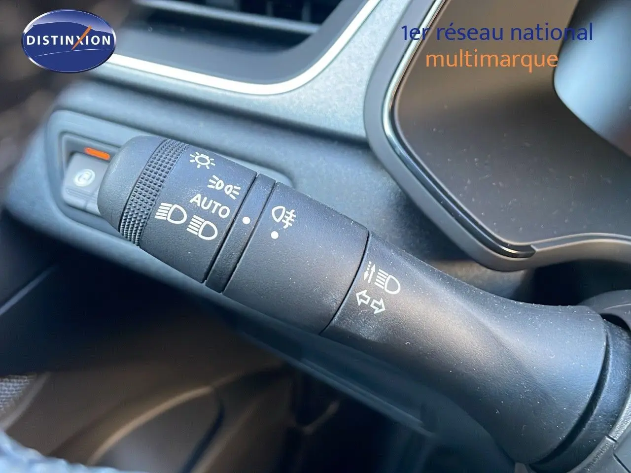 Gros plan sur la commande des feux et clignotants du Renault Captur gris Cassiopée Métal 2025.