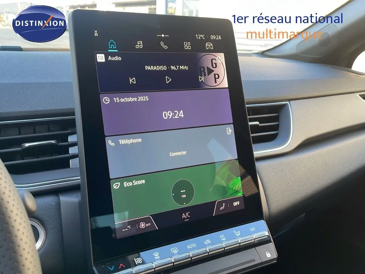 Écran tactile central du tableau de bord du Renault Captur E-Tech Hybrid 2025, ambiance intérieure moderne.
