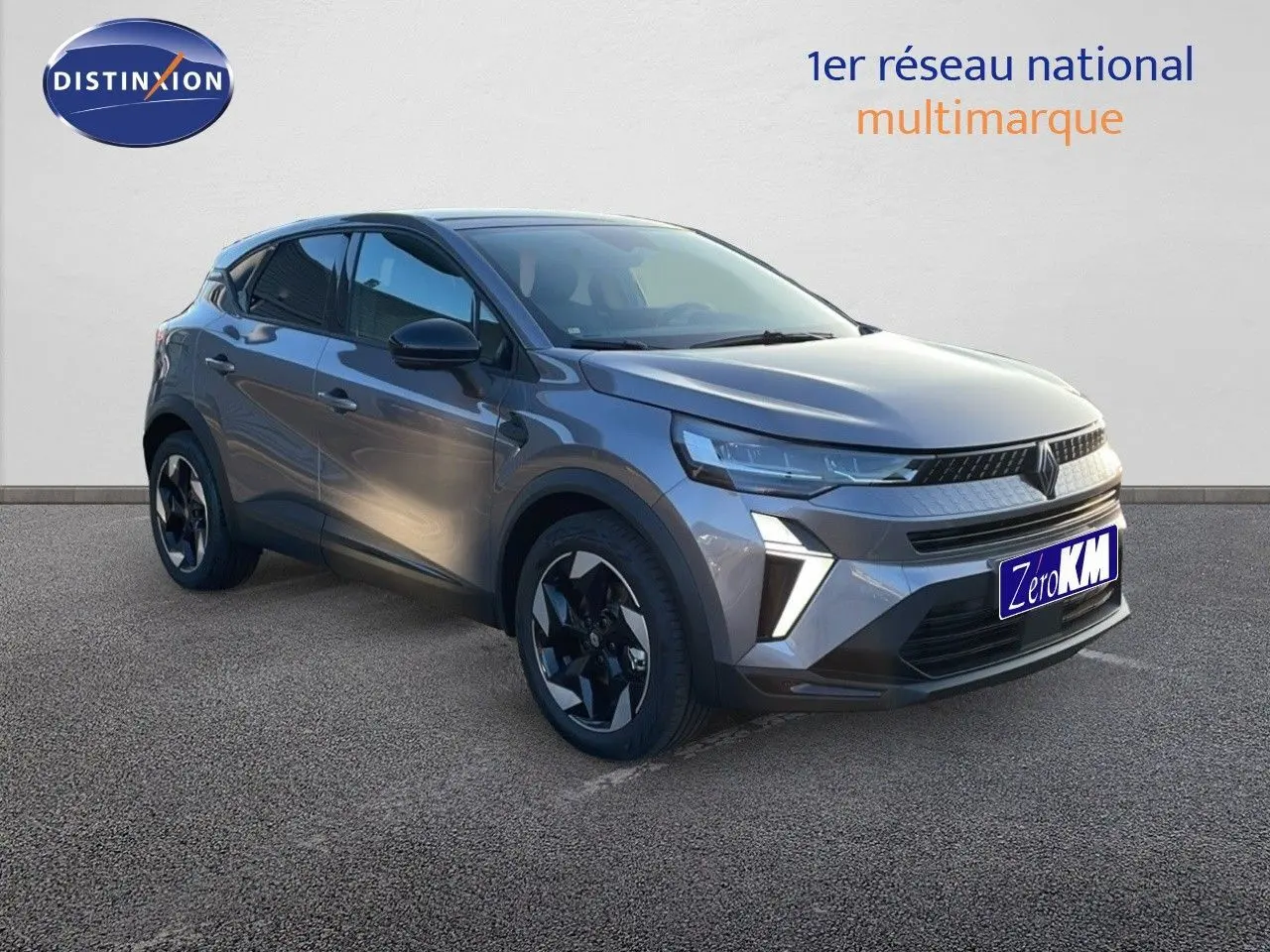 Renault Captur E-Tech hybride gris cassiopée métal en 3/4 avant droit avec jantes bi-ton et feux LED distinctifs.