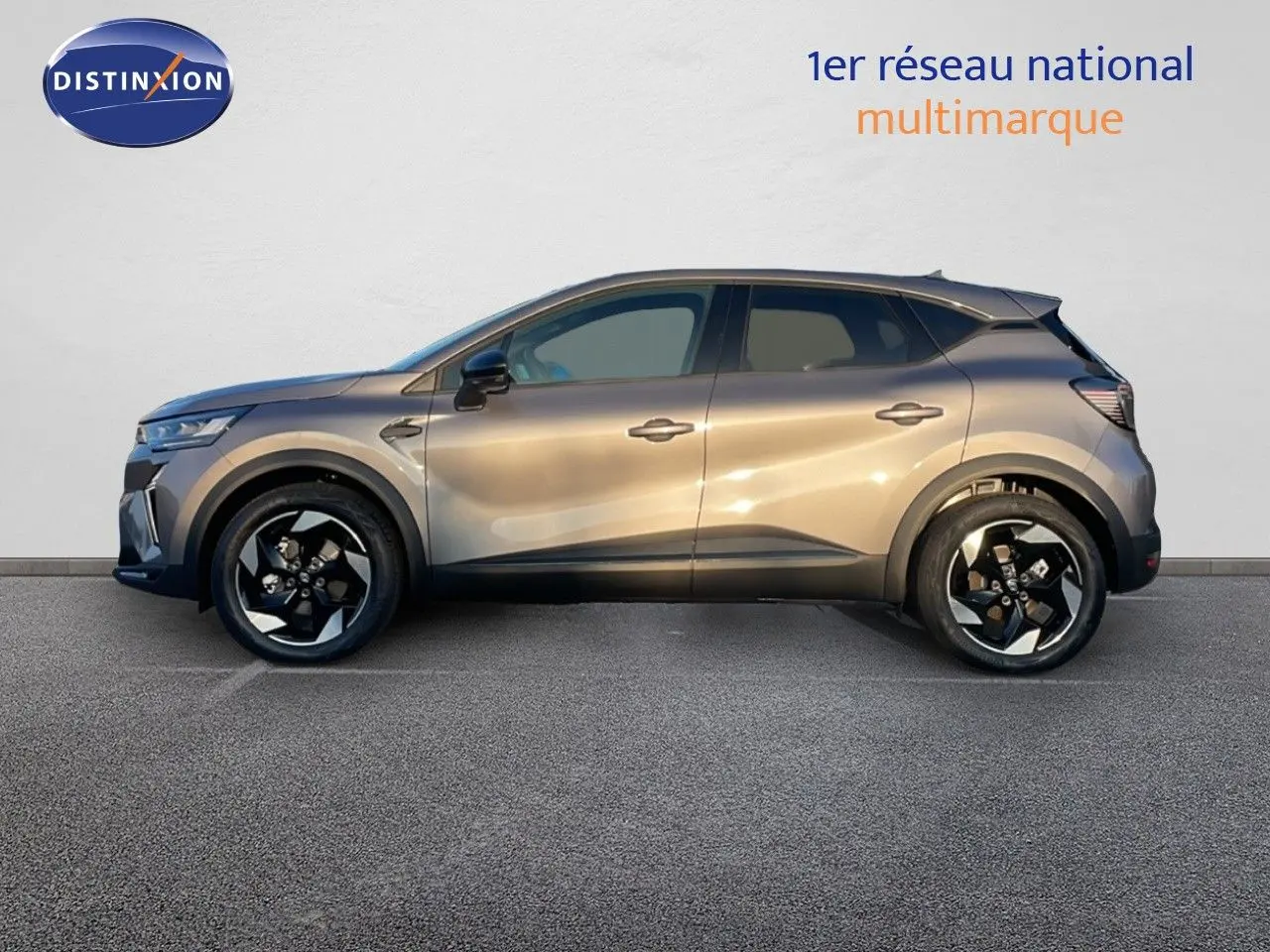 Profil latéral droit du Renault Captur E-Tech hybride 2025 en gris cassiopée métal avec jantes noires bicolores.