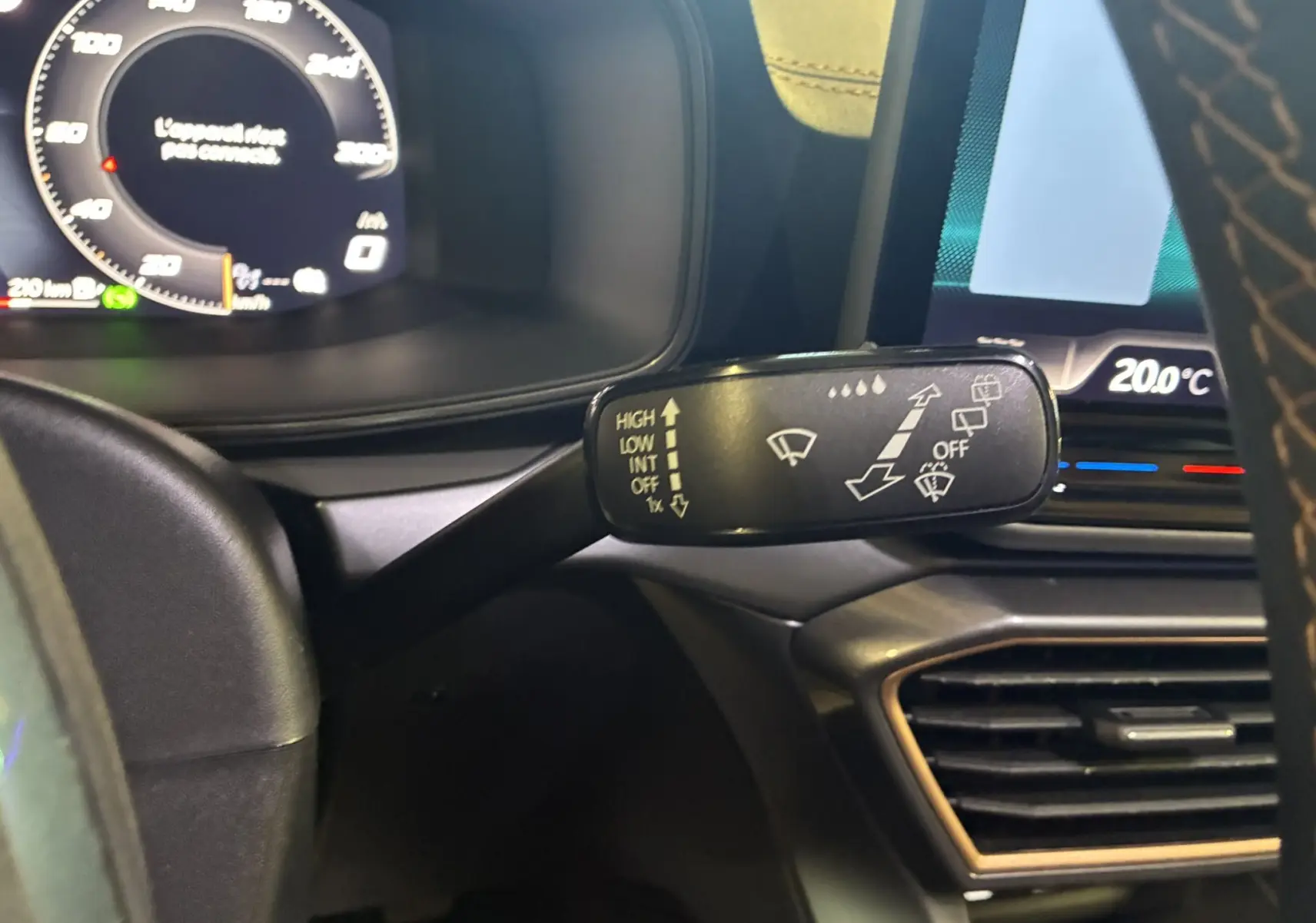 Gros plan sur la commande d’essuie-glace à gauche du volant dans l’habitacle noir du CUPRA Formentor gris foncé 2024.