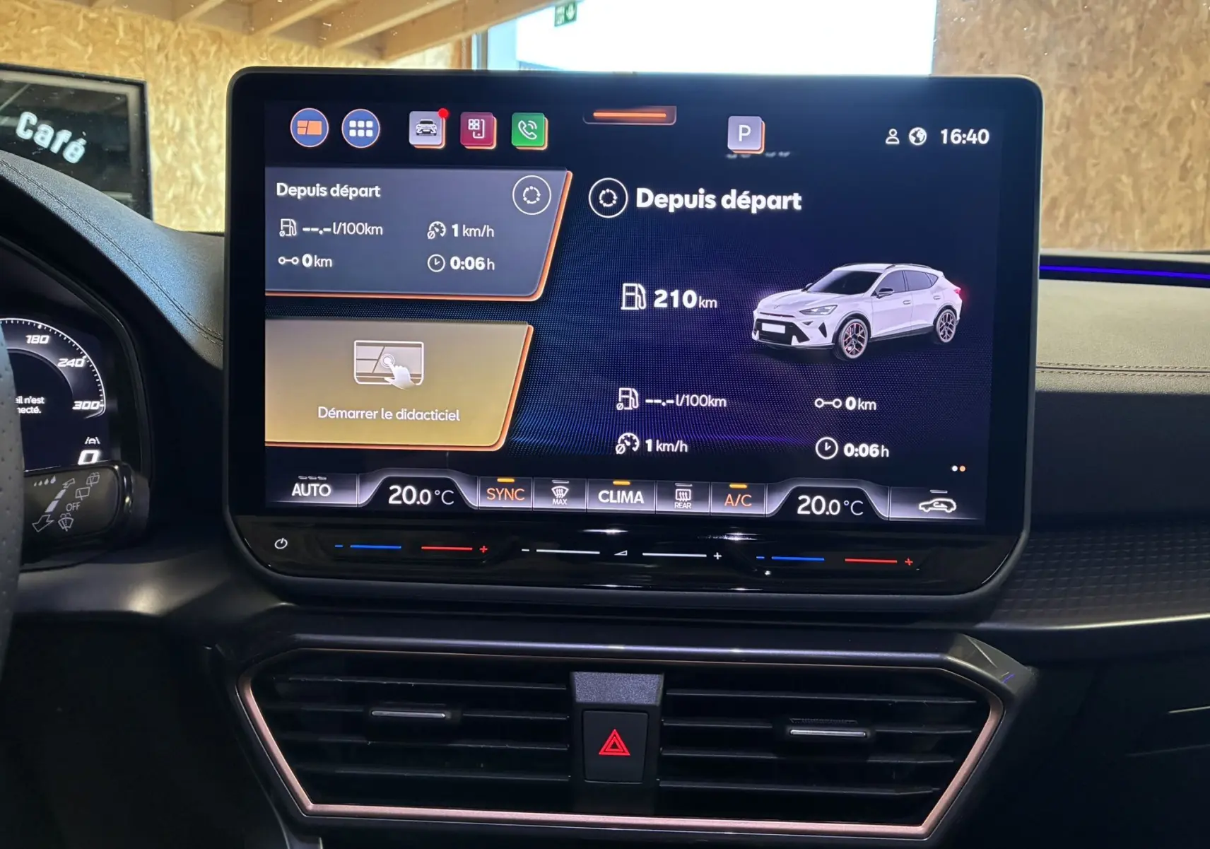 Écran tactile central affichant l'interface de bord avec une illustration blanche du CUPRA Formentor 2024 en vue latérale droite.